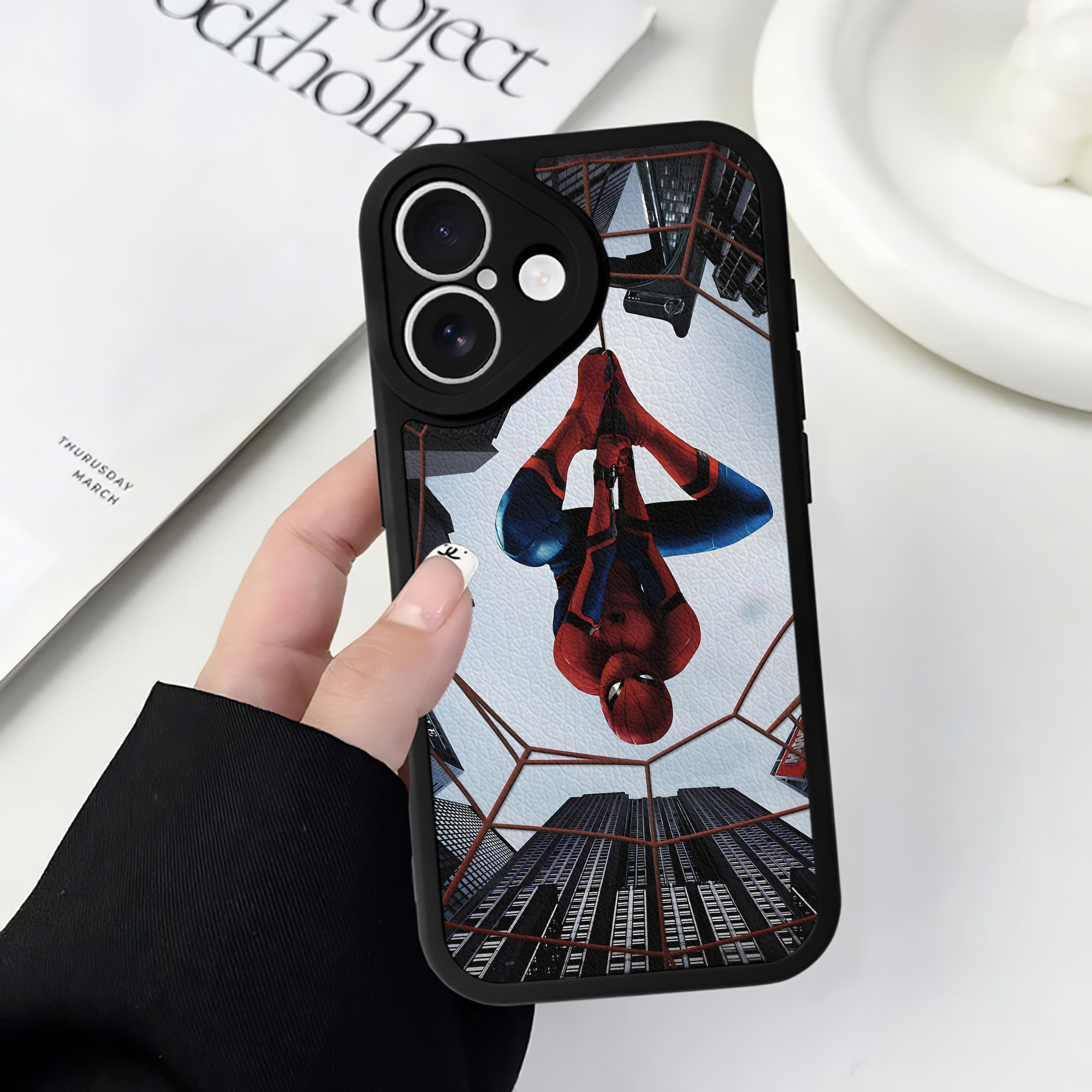 （画像用） アベンジャーズ The Avengers 【iPhone 16シリーズ対応】シリコンスマホケース（レザー調） 材質：シリコン